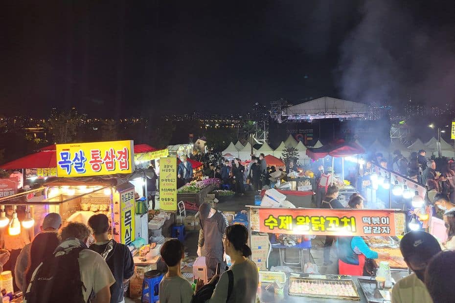 Food stalls by the Han River at night