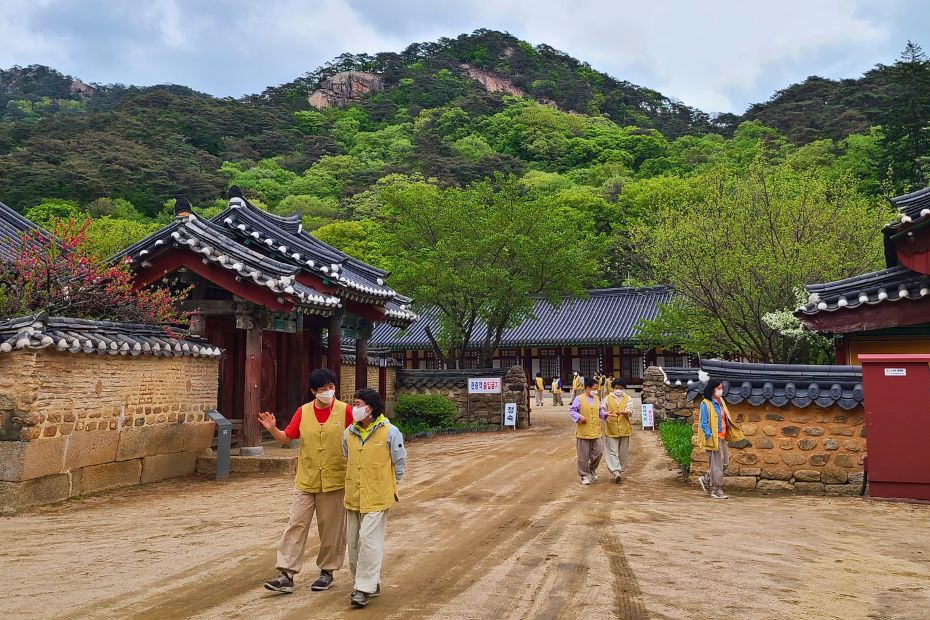 People doing a temple stay in Korea