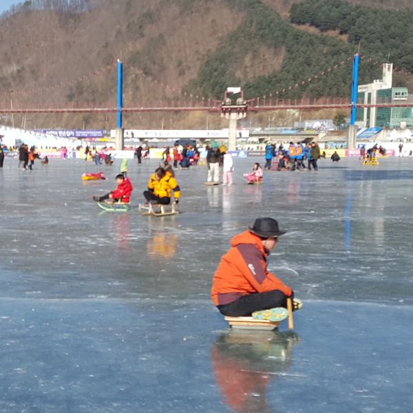 People using traditional Korean sleds