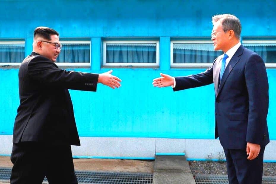 Kim Jong Un and Moon Jae In meeting at the DMZ