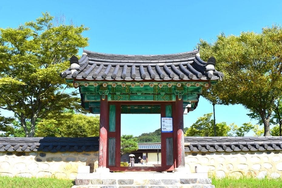 Temple gate at Jeongnimsa Temple, Buyeo